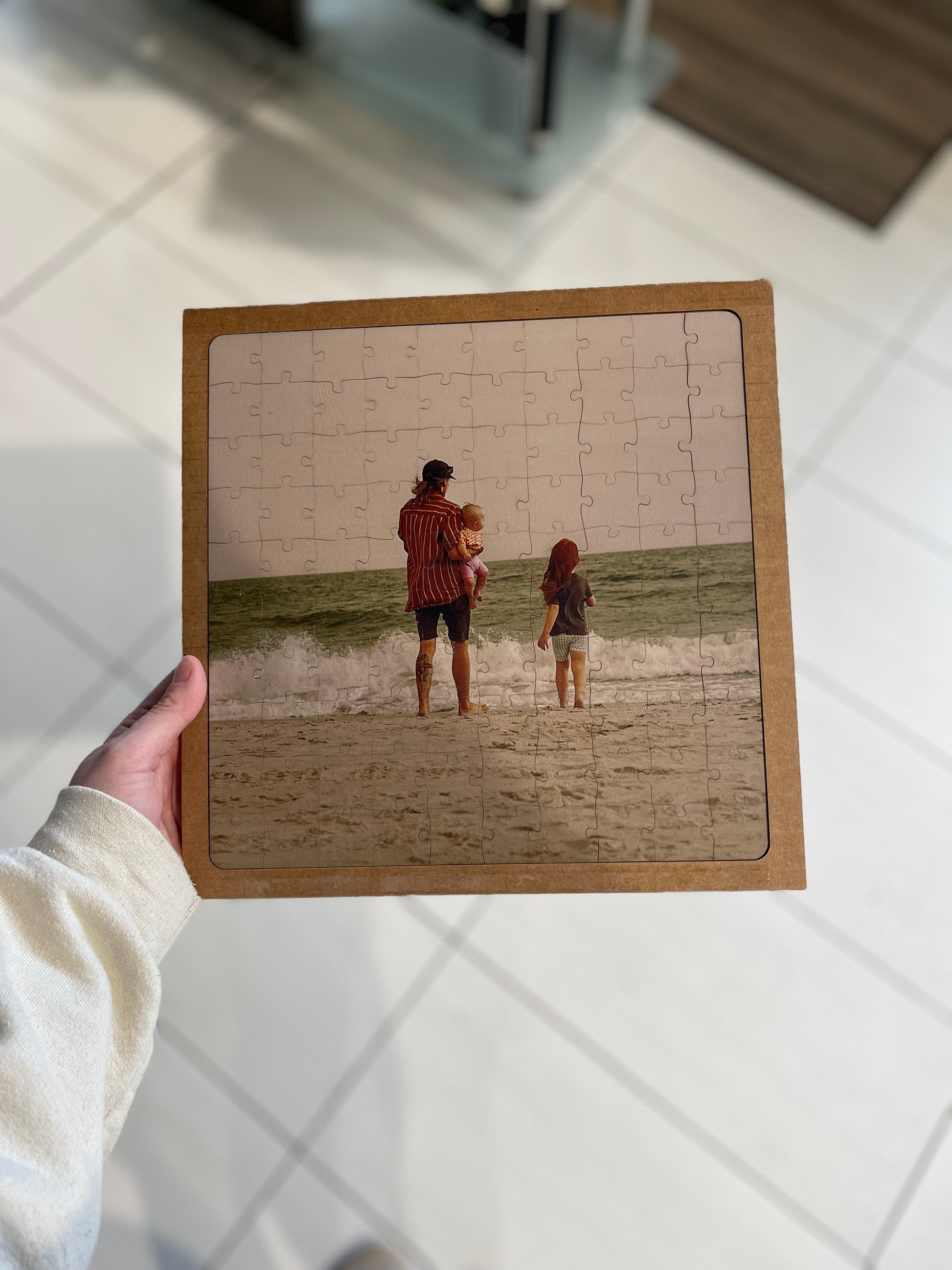 Casse tête de 100 morceaux en bois imprimé avec la photo de votre choix pour créer les plus beaux souvenirs en famille, un morceau à la fois.