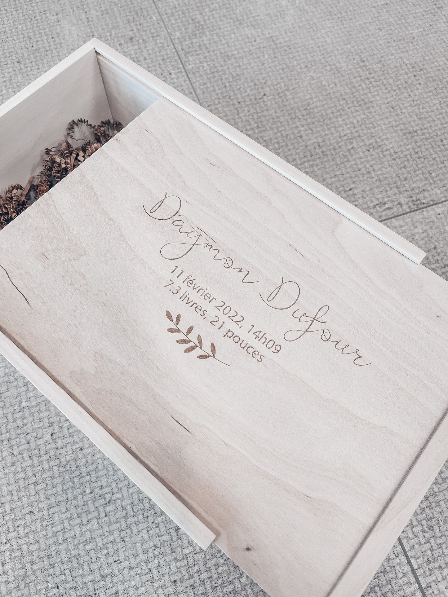 Boîte à souvenirs en bois fait à la main au Québec et personnalisée avec la gravure de votre choix. 