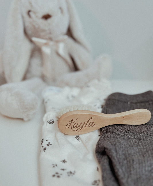 Brosse à cheveux pour bébé en bois personnalisée au prénom de bébé.